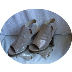 Skórzane sandałki FASHION obcas H ażur złoto 35