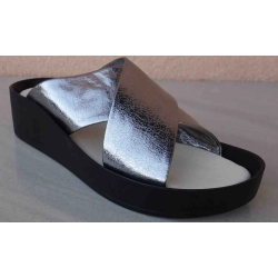 Skórzane klapki damskie koturn 4 cm srebro 36